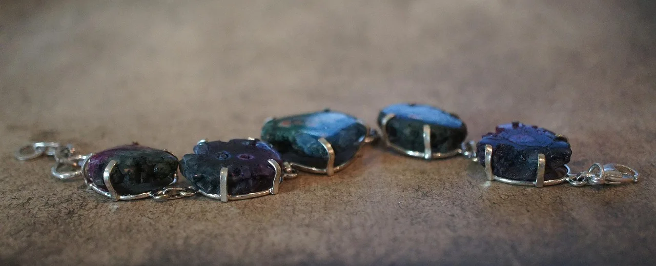 solar quartz geode, stone, bracelet, gem, gemstone, natural, cabochon, setting, bezel, jewelry, jewel, fashion, accessories, crystal, quartz, semiprecious, dark, brown jewelry. Bezel, prong, flush, channel, and bead setting compared