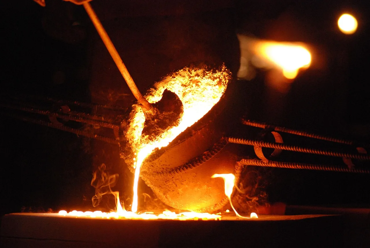 iron pour, iron, hot, molten, casting, heat, fire, bubbly, molten, molten, molten, molten, casting, casting, casting, casting, casting. Lost Wax vs Sand vs Cuttlefish Casting for Silver: Which Method Fits?