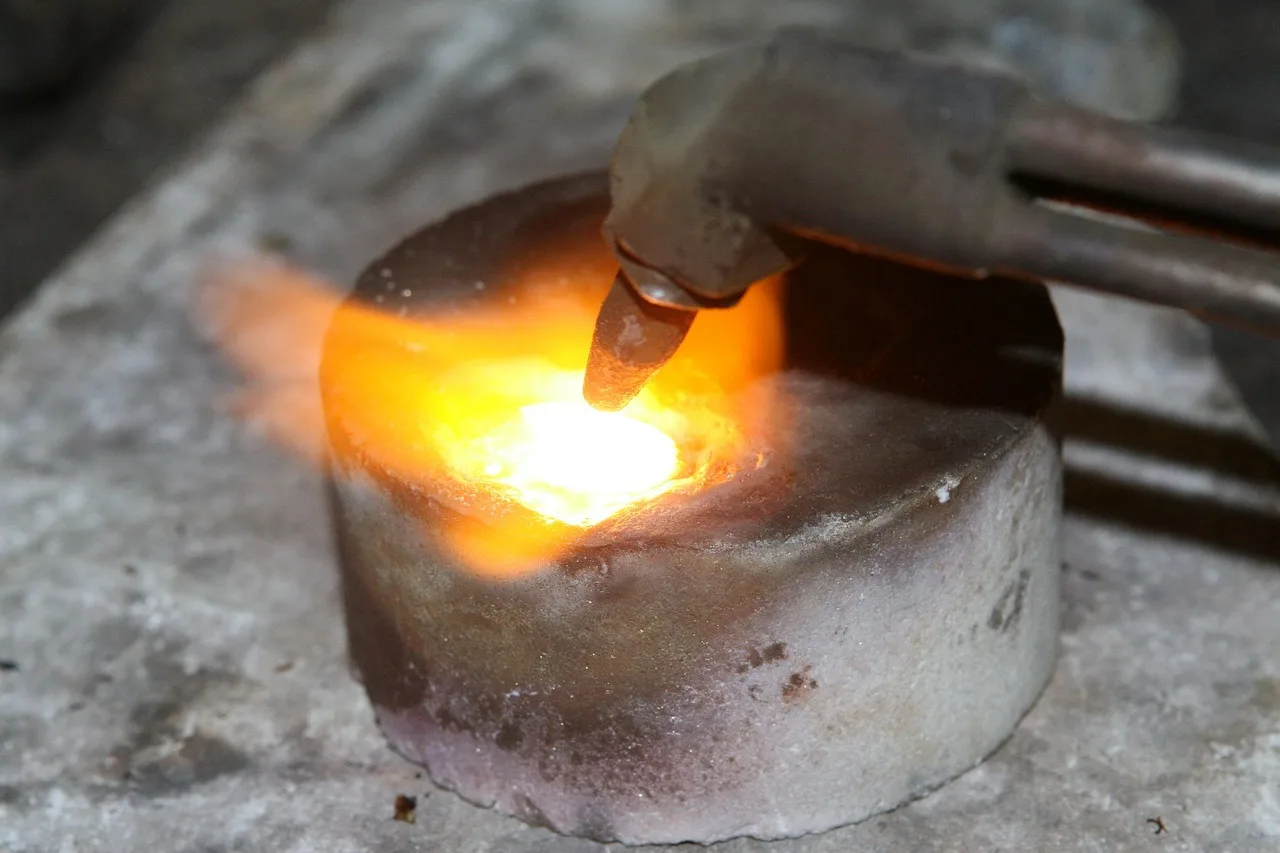 acetylene, aluminium, aluminum, blow, brass, bronze, bullion, burning, fire, flame, gas, gold, ingot, jewelry, melt, metal, platinum, production, silver, smelting, sparks, torch, welder, welding, fusion, heat, pressure, gray fire, gray metal, gray jewelry, platinum, platinum, platinum, platinum, platinum, smelting, welding. Prepare and solder a controlled silver seam on a coupon