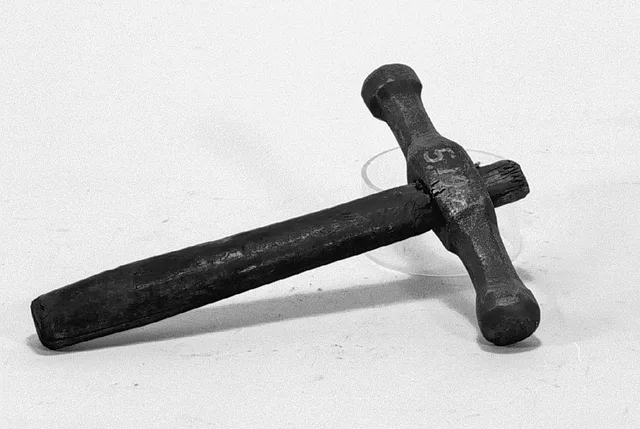 Kulhammare av järn, med skaft av trä. Längd: 270, 190 x 30 x 30 mm. Använd för att smida kopparformor, för vallonhärdar. Brukare Strömbacka Bruks AB. Silver forming guide: hammers, stakes, mandrels and shape control