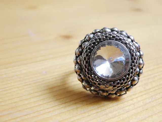 ring, imitation jewelry, metal, silver, shiny, jewel, ring with stone. Silver sawing and piercing guide: layout, bench pin, turns and cleanup